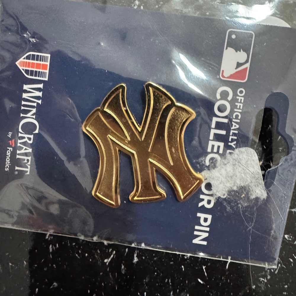 WinCraft Gold Yankees Collector Pin